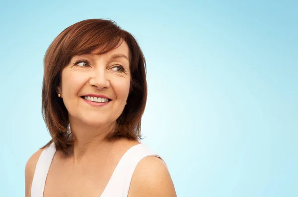 Retrato de mulher sênior sorridente sobre branco — Fotografia de Stock