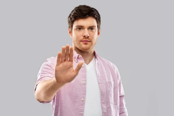 Seriózní mladý muž ukazuje stop gesto — Stock fotografie