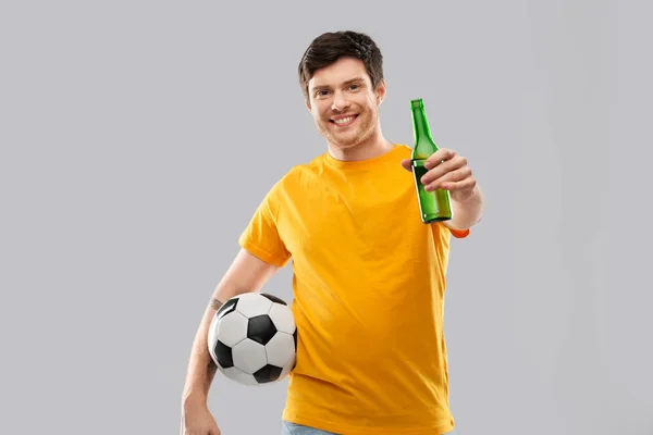 Чоловік або футбольний фанат з футбольним м'ячем і пивом — стокове фото