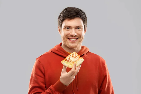 Jovem feliz comendo pizza — Fotografia de Stock