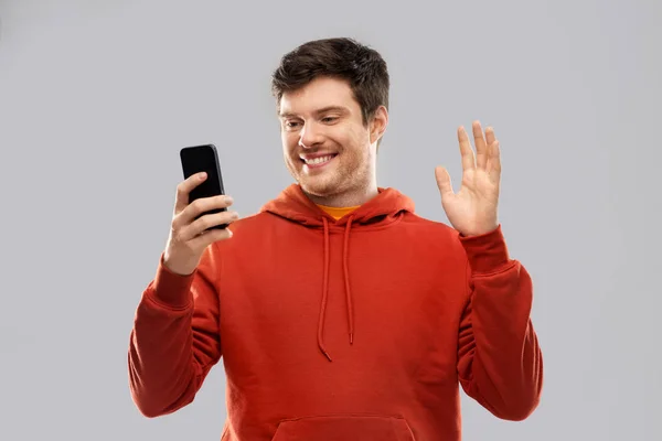Człowiek biorąc selfie przez smartfon lub ma wideorozmowy — Zdjęcie stockowe