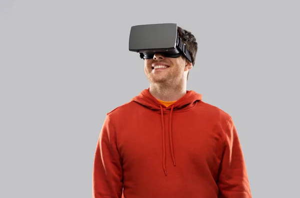 Gelukkig man in virtuele werkelijkheid hoofdtelefoon of vr-bril — Stockfoto