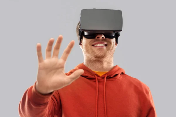 Hombre feliz en auriculares de realidad virtual o gafas vr — Foto de Stock