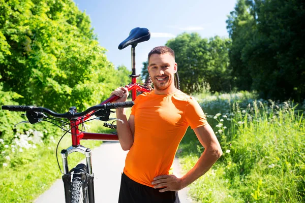 Boldog fiatal férfi kerékpár, nyáron szabadban — Stock Fotó
