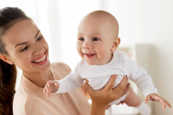 Mutlu anne küçük oğlu ile evde oynarken — Stok fotoğraf