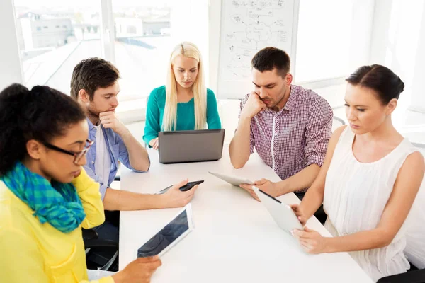 Equipe criativa com computadores de mesa no escritório — Fotografia de Stock