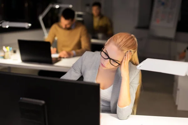 Stanca donna d'affari che lavora all'ufficio notturno — Foto Stock