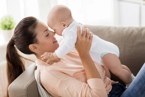 Lycklig mamma med liten pojke hemma — Stockfoto