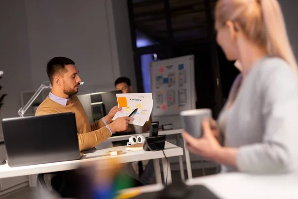 Business team met papieren werkt laat op kantoor — Stockfoto