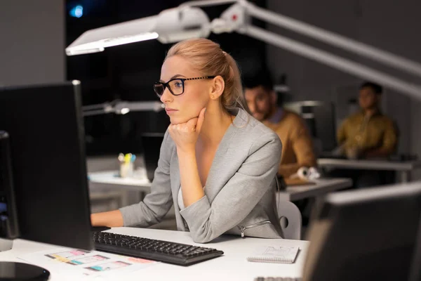 Affärskvinna som arbetar på dator i natt office — Stockfoto