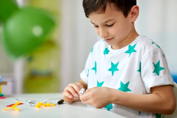 Menino brincando com kit de construção em casa — Fotografia de Stock