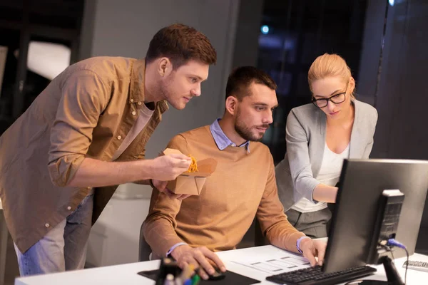 Geschäftsteam mit Computer arbeitet spät im Büro — Stockfoto