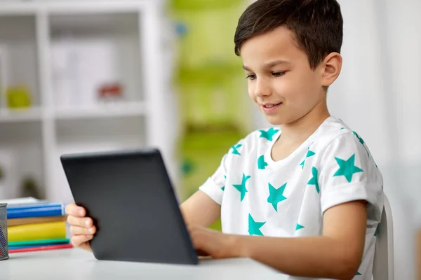 Student pojke med TabletPC och bärbara hemma — Stockfoto