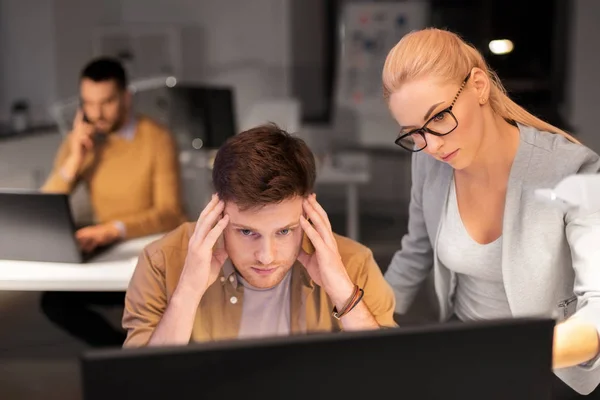 Equipo de negocios con computadora trabajando hasta tarde en la oficina — Foto de Stock