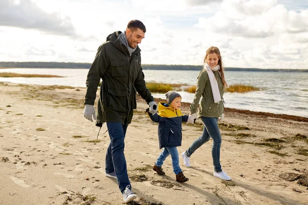 Wandelen langs herfst strand en gelukkige familie — Stockfoto