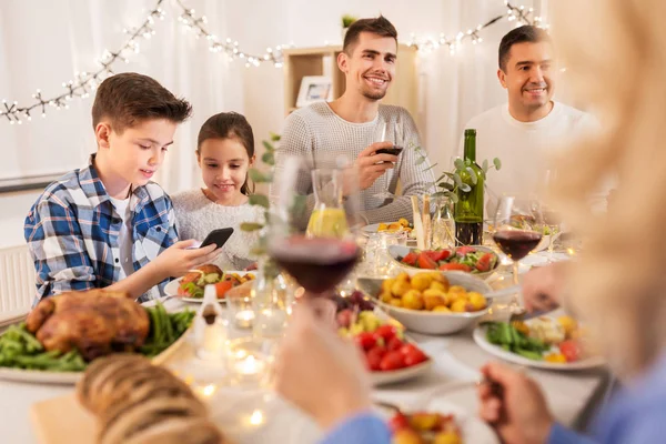 Crianças com smartphone no jantar de família — Fotografia de Stock