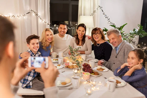 Familie feiert Abendessen und macht Selfie — Stockfoto