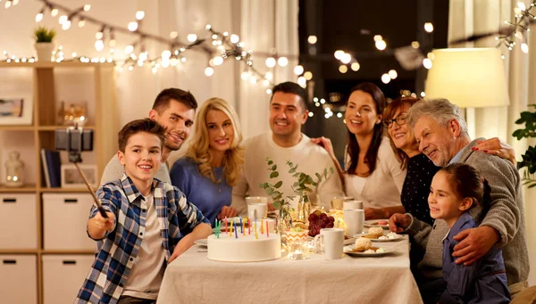 Família fazendo festa de aniversário e tirando selfie — Fotografia de Stock