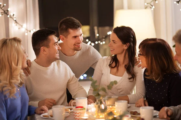Lycklig familj har tea party hemma — Stockfoto