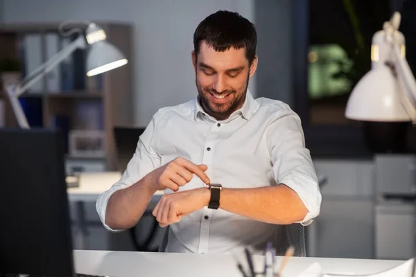 Homme d'affaires heureux avec montre intelligente au bureau proche — Photo