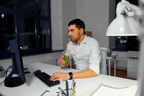 Hombre de negocios con computadora trabajando en la oficina nocturna — Foto de Stock