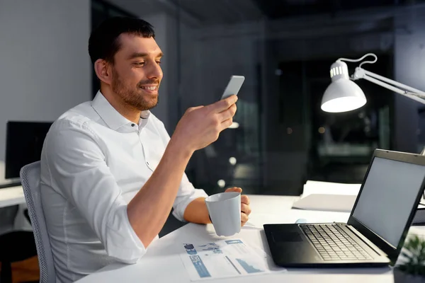 Uomo d'affari con smartphone e caffè in ufficio — Foto Stock
