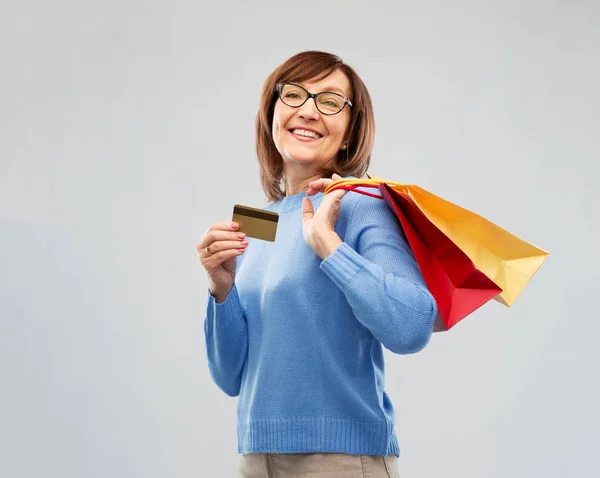 Donna anziana con shopping bag e carta di credito — Foto Stock