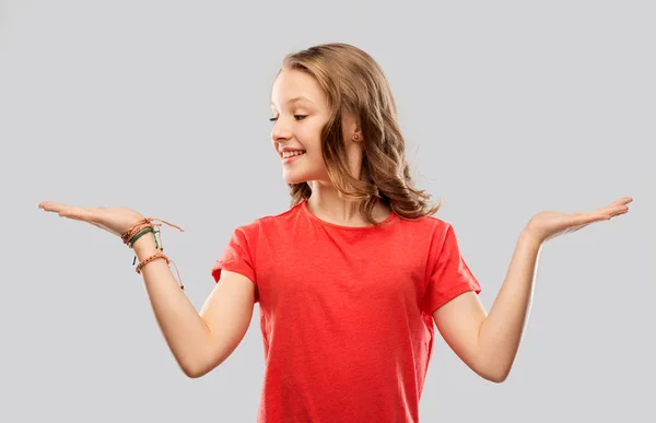 Улыбающаяся девочка-подросток держит пустую руку — стоковое фото