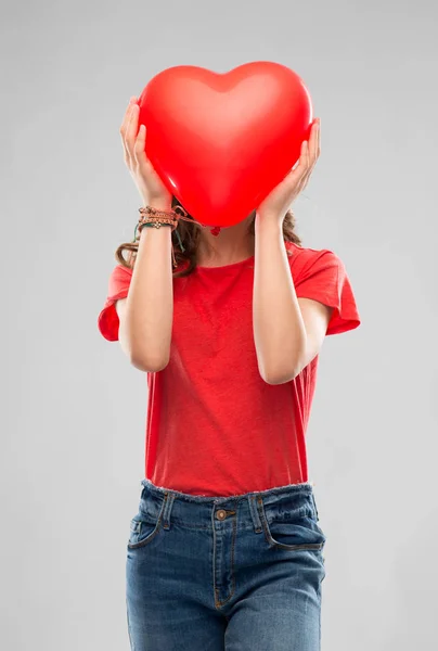 Ragazza adolescente con palloncino a forma di cuore rosso — Foto Stock