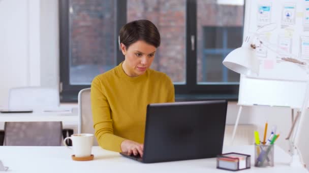 Mujer de negocios con portátil trabajando en la oficina — Vídeo de stock