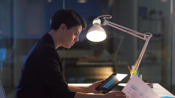 Ui diseñador con Tablet PC trabajando en la oficina de noche — Vídeo de stock