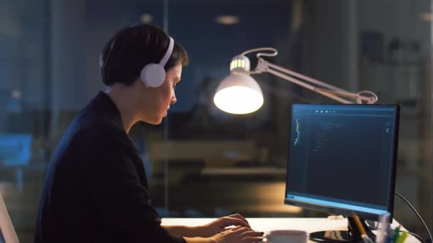 Programador femenino con computadora en la oficina nocturna — Vídeos de Stock