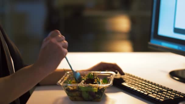 Mujer de negocios comiendo y trabajando en la oficina nocturna — Vídeos de Stock