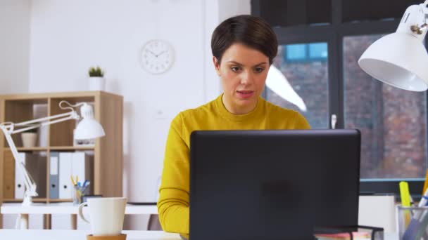 Affärskvinna med bärbar dator arbetar på kontoret — Stockvideo