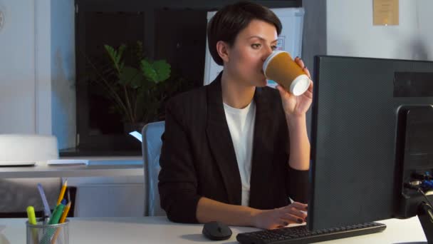 Деловая женщина пьет кофе в ночном офисе — стоковое видео