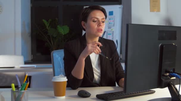 Уставшая деловая женщина, работающая в ночном офисе — стоковое видео