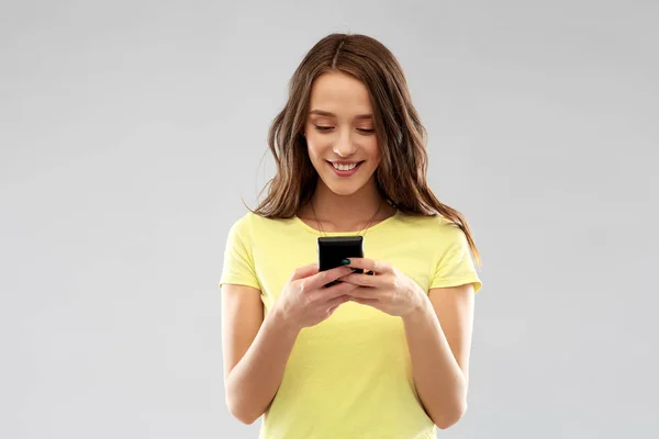 Jonge vrouw of tienermeisje met smartphone — Stockfoto