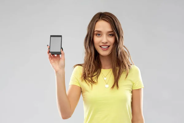 Молодая женщина или девочка-подросток с смартфоном — стоковое фото