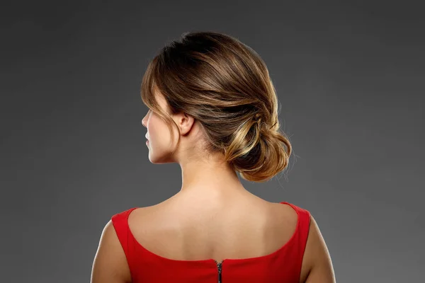 Porträtt av vacker ung kvinna i röd klänning — Stockfoto