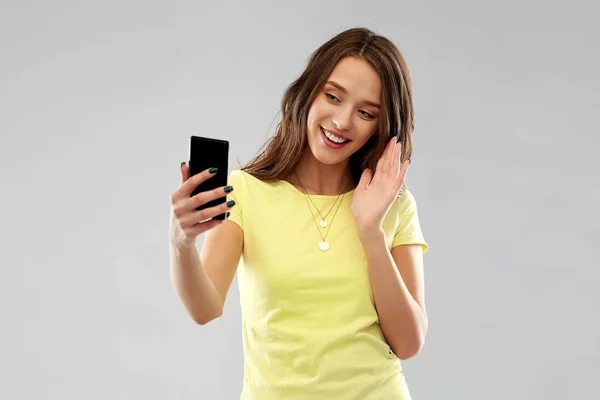 Usmívající se dospívající dívka s smartphone video volání — Stock fotografie
