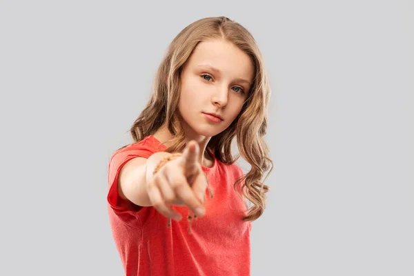 Девушка-подросток в красной футболке указывает пальцем на тебя — стоковое фото