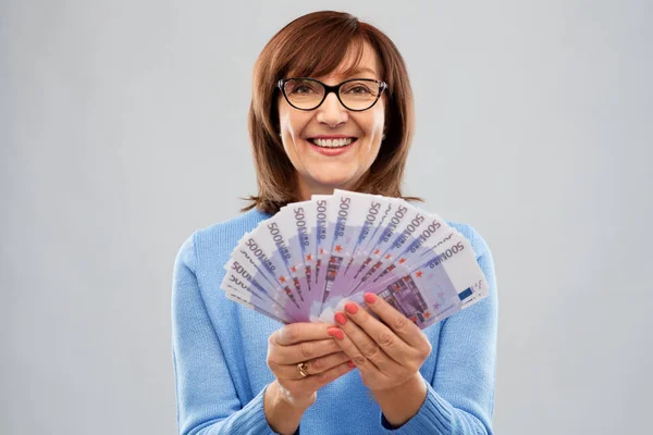 Senior woman holding hundred euro money banknotes — Stock Photo, Image