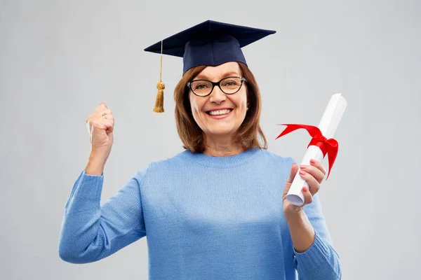 Feliz estudante de graduação sênior mulher com diploma — Fotografia de Stock