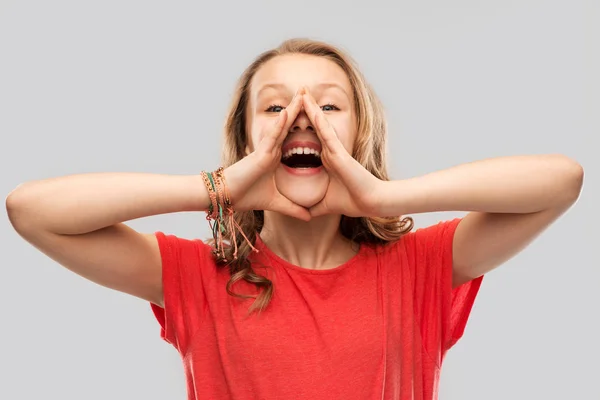 Gelukkig tienermeisje in rode t-shirt schreeuwen — Stockfoto