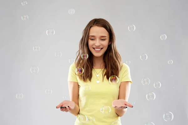 Молода жінка або підлітковий пояс з мильними бульбашками — стокове фото