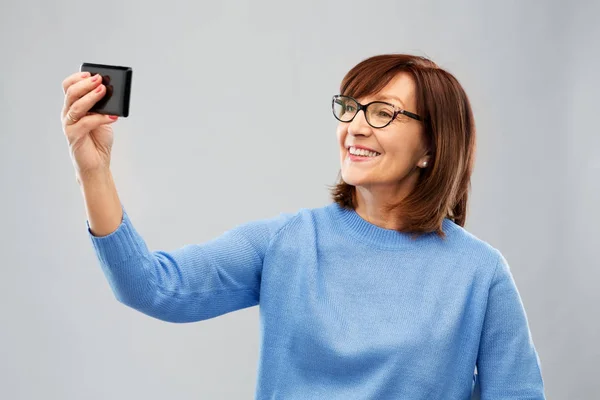 Mulher sênior tomando selfie por smartphone — Fotografia de Stock
