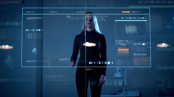 Жінка працює з сенсорним екраном віртуального комп'ютера — стокове відео