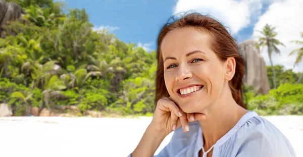 Portret van gelukkig lachende vrouw op zomer-strand — Stockfoto