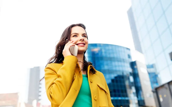 Lachende jonge vrouw of meisje bellen op smartphone — Stockfoto