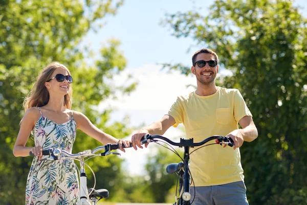 Счастливая пара с велосипедами в стране — стоковое фото